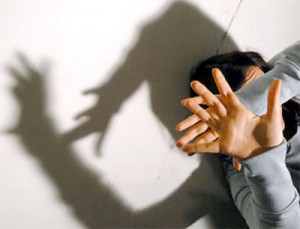 Trans picchiato a sangue da dieci ragazzi armati di coltello
