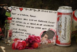 Amy Winehouse è stata cremata, cause della morte ancora ignote