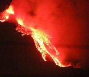 Catania, Etna: violenta eruzione causa 2 ore di ritardo per i voli