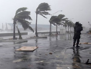 Uragano Irene raggiunge forza 3 e si dirige verso New York