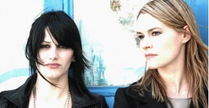 L'attrice Leisha Hailey cacciata dall'aereo per bacio saffico