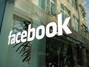Facebook, social di Zuckerberg raddoppia entrate rispetto al 2010