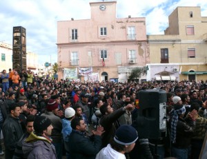 Lampedusa, immigrati incendiano centro d'accoglienza