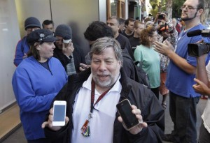iPhone 4S, cofondatore Apple in fila in omaggio a Steve Jobs