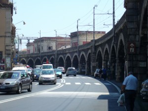 Catania, trovato un barbone morto sotto gli archi