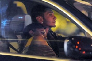 Belen Rodriguez e Stefano De Martino abbracciati in macchina