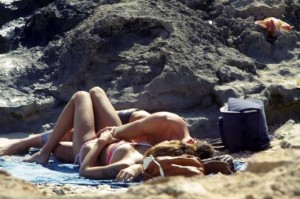 Belen e Stefano tra i nudisti a Formentera: coccole hot