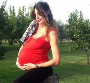 Alessia Fabiani mostra il suo pancione su Twitter, è incinta di due gemelli