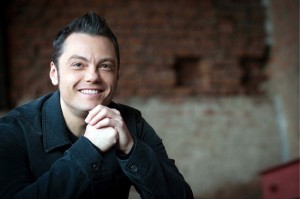 Tiziano Ferro ricoverato d'urgenza a Madrid rassicura i fan: "Sto bene, vi sento vicini"