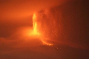 Etna: quinta eruzione in quattro giorni, aeroporto chiuso per tre ore
