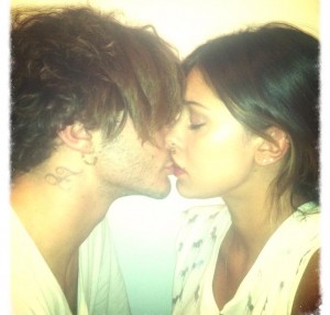 Belen e Stefano De Martino: su facebook la foto della buonanotte