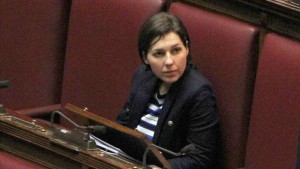 Movimento 5 Stelle: la Rostellato non stringe la mano a Rosy Bindi, scatta la polemica