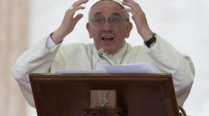Papa Francesco ai politici: "preoccuparsi solo delle banche distrugge l'uomo"