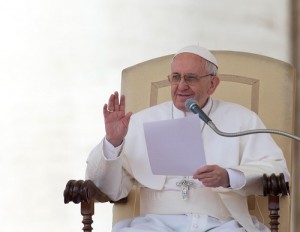 Papa Francesco sull'ambiente: "Uomini e donne vengono sacrificati all'idolo del profitto"