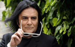 Renato Zero interrompe il concerto per abbassamento di voce 