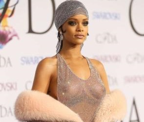 Rihanna si presenta nuda ai CFDA Awards di New York [foto]