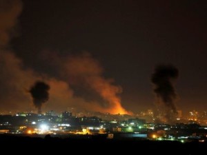 Gaza, ancora raid, colpiti una scuola e un mercato