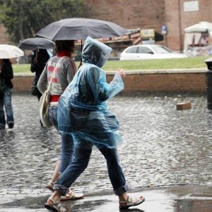Milano, un'altra esondazione del Seveso, voragine a Porta Romana