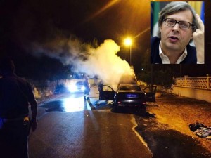 Disavventura per Sgarbi, la sua auto va a fuoco, illeso