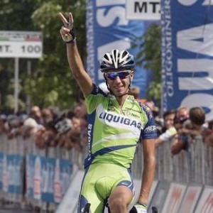 Nibali va veloce, schiva una caduta e vola verso Parigi