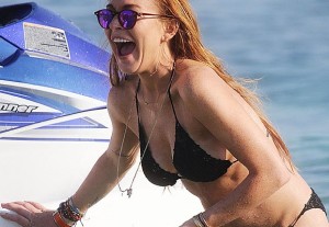 Lindsay Lohan: bikini in Grecia e intanto prepara l'autobiografia