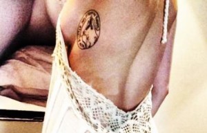 Miley Cyrus foto hot su Istagram con tatuaggio dedicato al cane Floyd