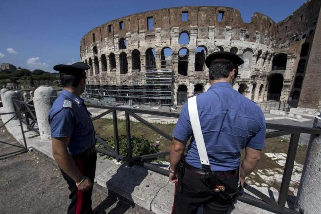 Voleva farsi un selfie col Colosseo: 18enne cade e batte la testa