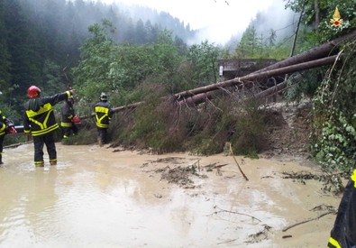 Meteo: torna maltempo, pompiere morto per frana