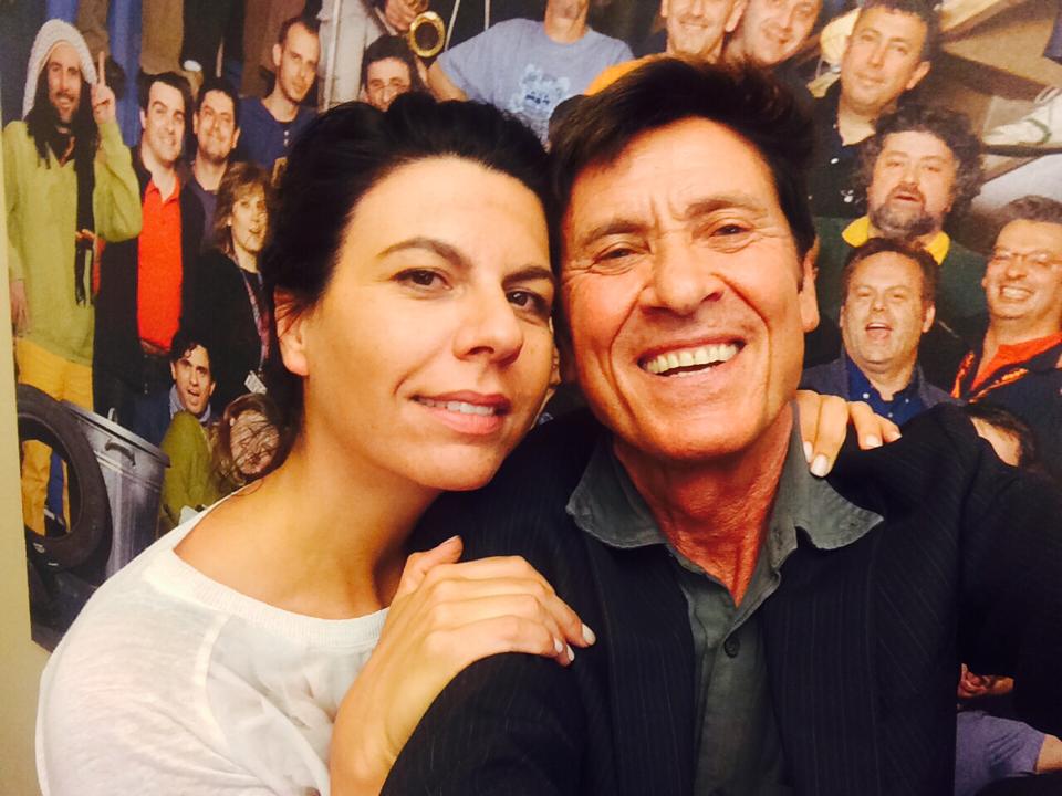 Gianni Morandi alla conduzione di Zelig accanto a Geppi Cucciari