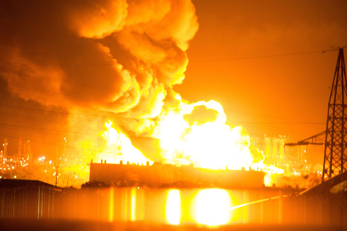 Raffineria di Milazzo in fiamme tutta la notte, migliaia in fuga