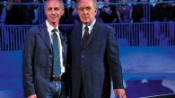 Servizio Pubblico, stretta di mano tra Santoro e Travaglio (video)