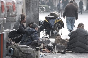 Pestaggio barboni, inquirenti pensano a vendetta per racket elemosine