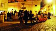 Ragazzi e ragazze nudi nella fontana del rione Monti a Roma (video)