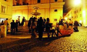 Ragazzi e ragazze nudi nella fontana del rione Monti a Roma (video)