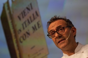 Lo chef Massimo Bottura presenta 'Vieni in Italia con me'