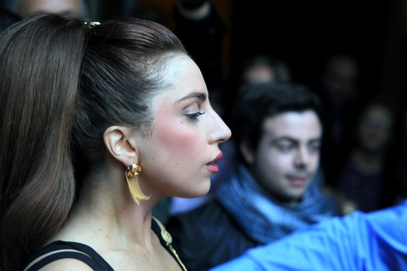 Lady Gaga fuori di seno nel concerto milanese di Assago [foto]