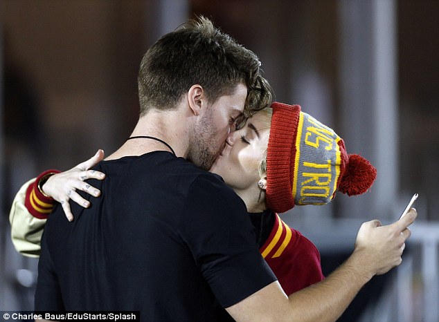 Miley Cyrus e Patrick Schwarzenegger, bacio appassionato (Foto)