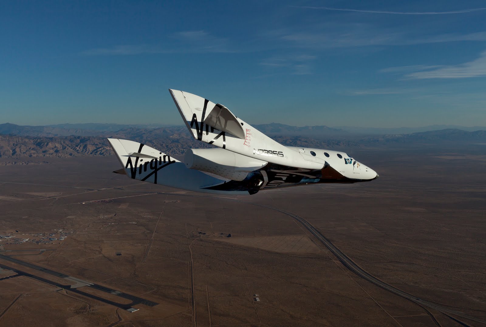 Navetta spaziale SpaceShipTwo precipita, muore il pilota