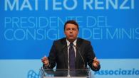 Renzi da Brescia conferma il Jobs Act, fuori scontri e lancio di uova