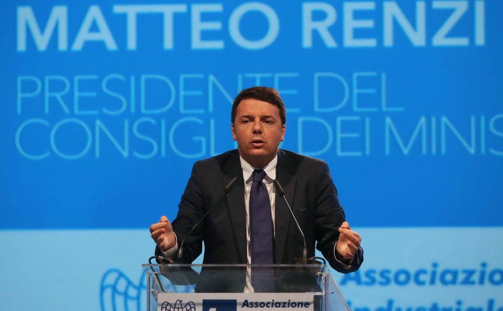 Renzi da Brescia conferma il Jobs Act, fuori scontri e lancio di uova