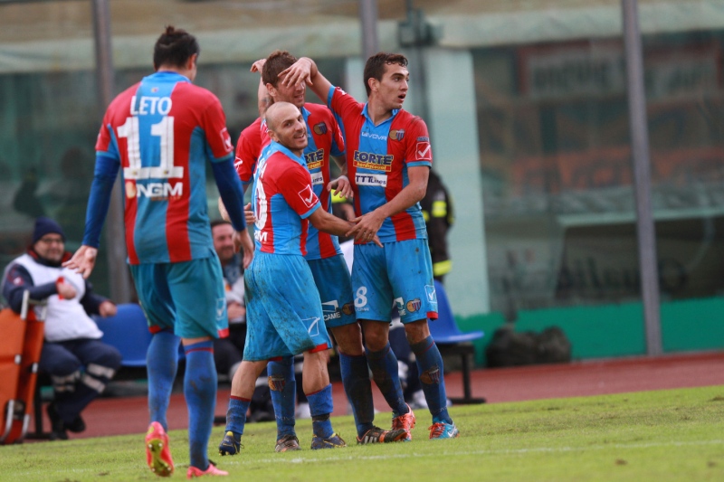 Catania vince ma che sofferenza, Frosinone in testa con il Carpi