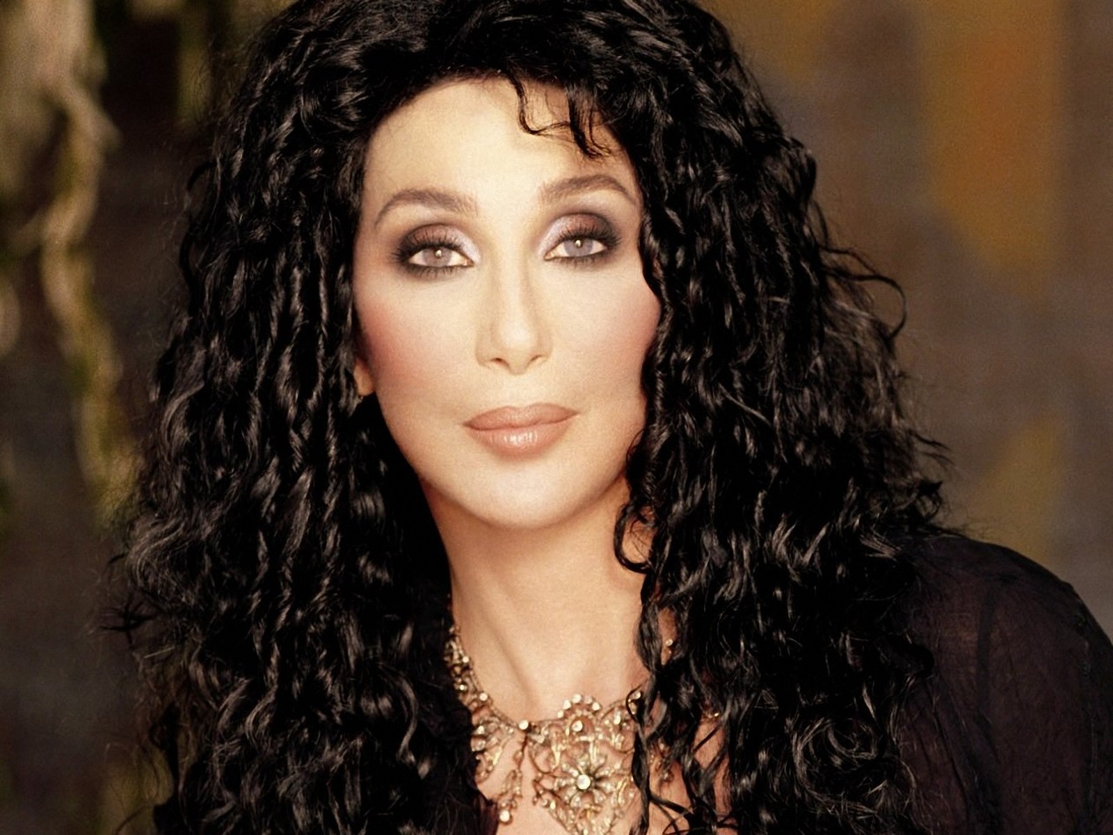 Cher cancella il tour "Dressed to kill" a causa di una malattia