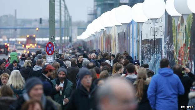 Caduta Muro di Berlino: palloncini bianchi per il 25° anniversario