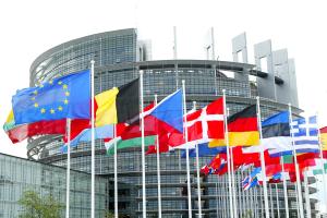 Grillo a Bruxelles: "Anche economisti sono per uscita dall'Euro"