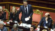 Renzi al M5S: "Perdete pezzi", Airola risponde: "Rischiate l'arresto"