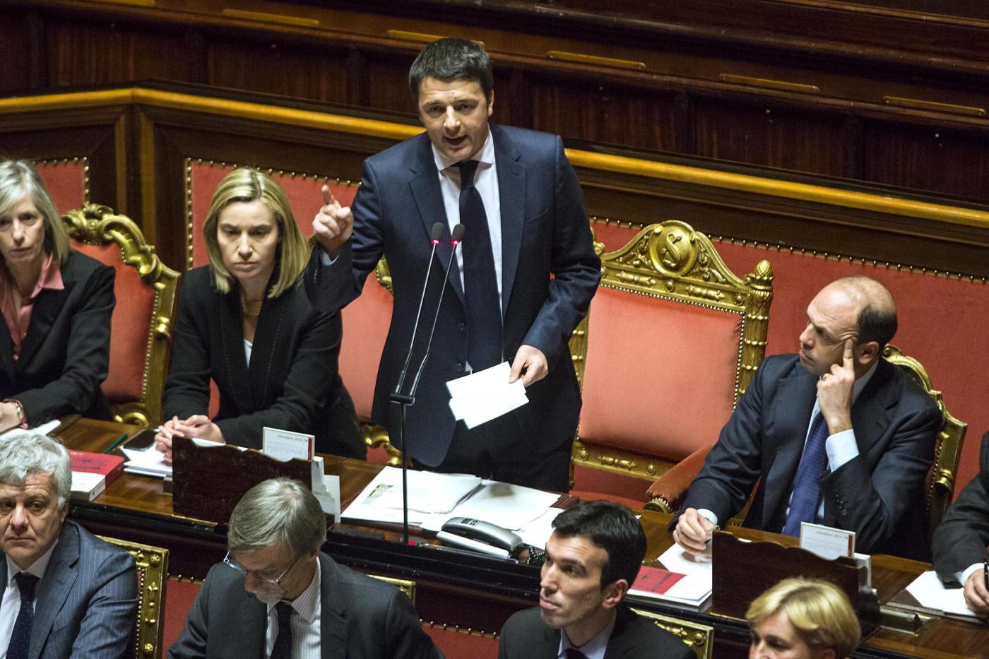 Renzi al M5S: "Perdete pezzi", Airola risponde: "Rischiate l'arresto"