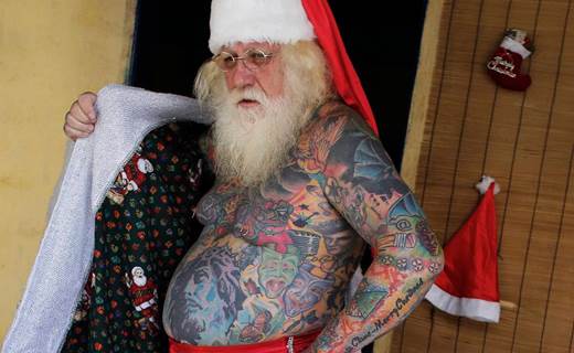 Vitor Martins, il Babbo Natale tatuato dalla testa ai piedi (video)