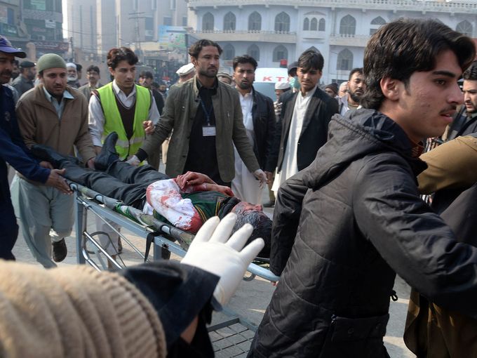 kamikaze talebani attaccano una scuola in Pakistan, oltre 130 morti