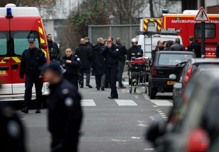 Francia, tre uomini aprono il fuoco al "Charlie Hebdo": 12 morti
