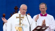 Papa Francesco: "Non si uccide in nome di Dio, ma la fede non si ridicolizza"
